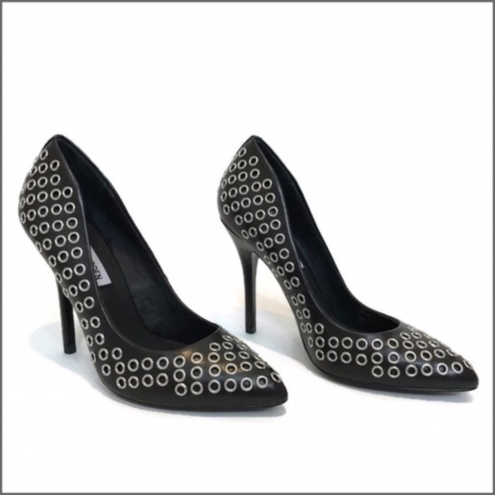 Steve Madden Grommit Pump